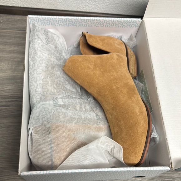 Women's SoftWalk Rylee Sand Suede - Picture 2 of 7